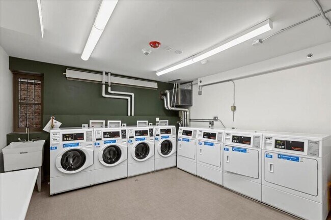 Building Photo - 1 bedroom in Chicago IL 60640
