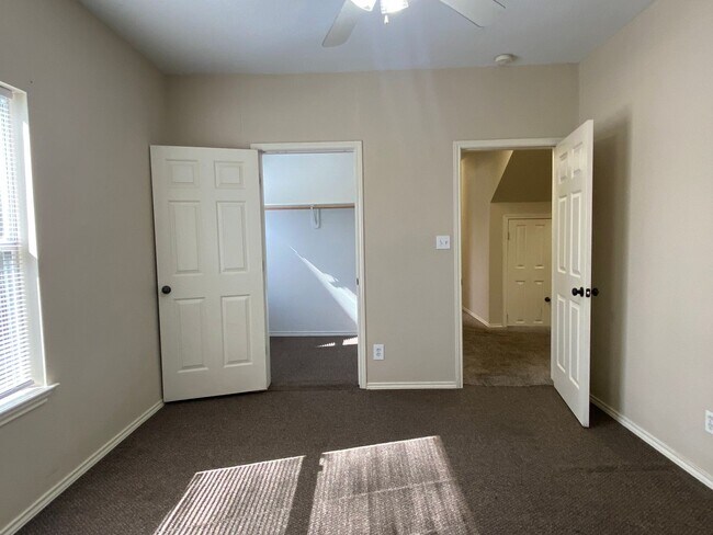 Building Photo - 3 BEDROOM, NEAR SCOTT AND WHITE