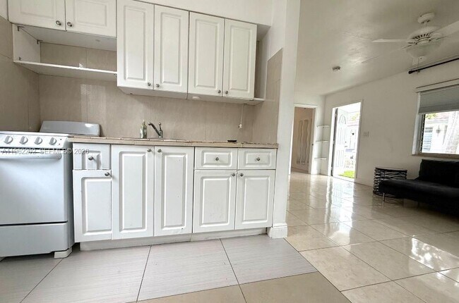 Building Photo - 823 NE 10th St