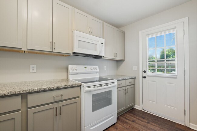 Building Photo - Available now, 2 bed 1 bath end unit in qu...
