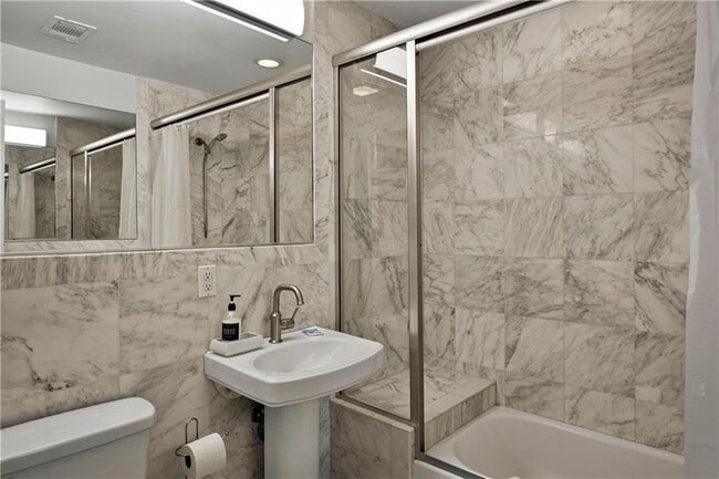 Building Photo - 900 Mallery St