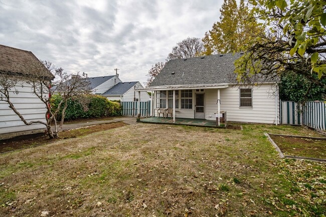 Building Photo - PET FRIENDLY Super Cute Craftsman Home 3 bedroom 1 Bath with Basement