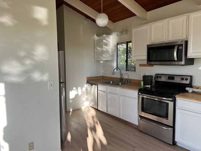 Building Photo - 5008 Mahinahina St