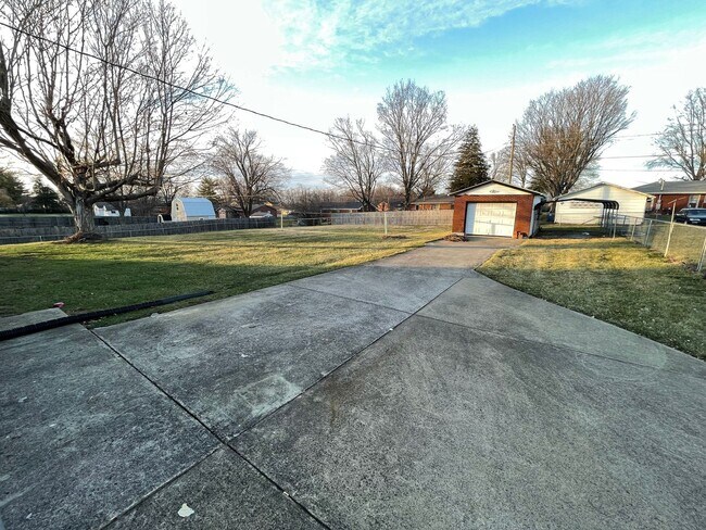 Building Photo - Brick Home w/ Detached Garage For Rent Shelbyville