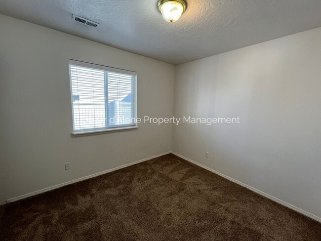 Building Photo - 3 bed, 2 bath house in fantastic location!