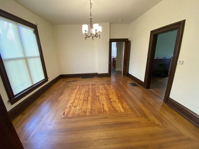 Building Photo - 102 N Washington St