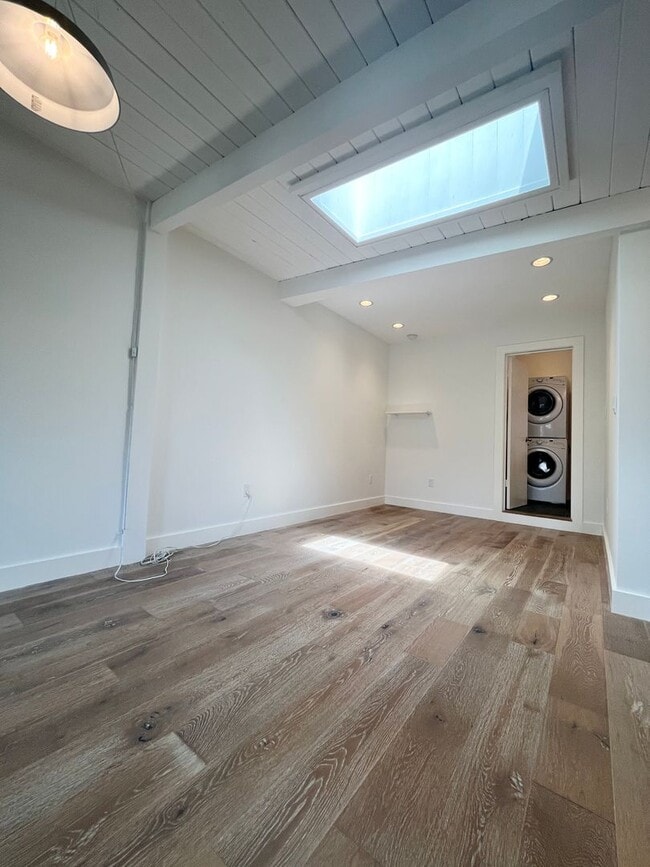 Building Photo - Waterfront Cottage in San Rafael! Utilitie...
