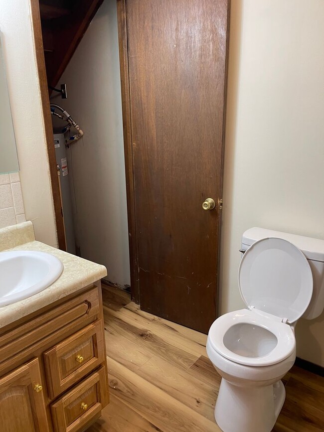 Building Photo - 3 BEDROOM 1.5 BATHROOM TOWNHOUSE FOR RENT