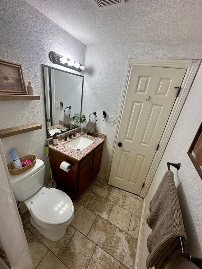 Building Photo - Charming 4 Bedroom Home w/ A/C in Security