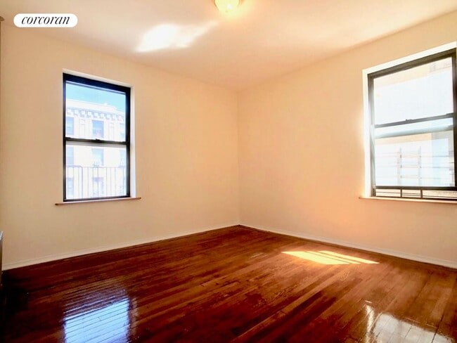Building Photo - 560 Isham St