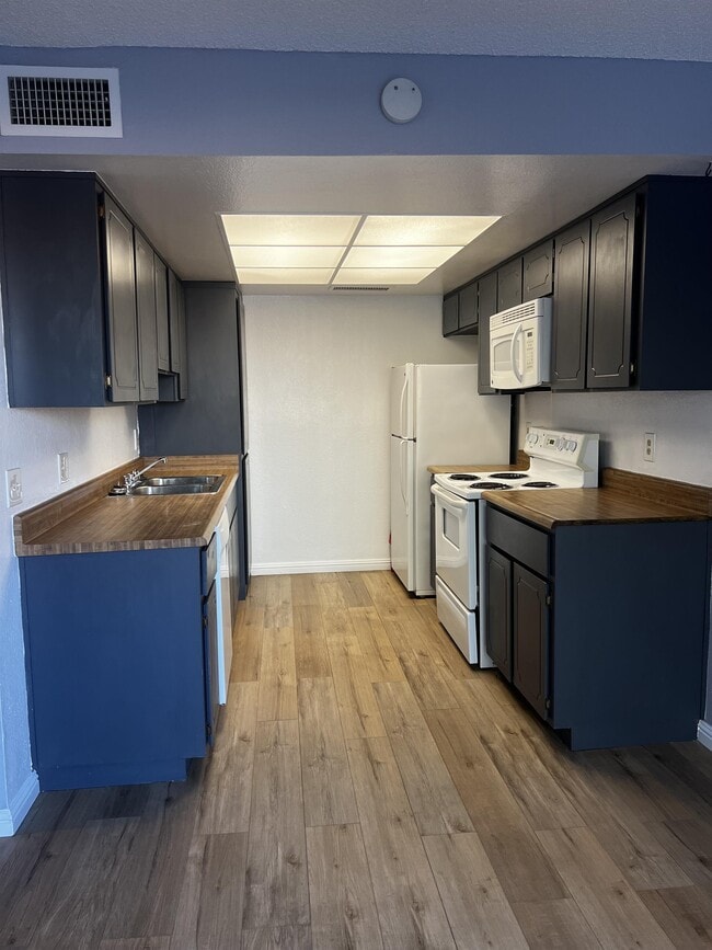 Building Photo - 301 Brookside Ln