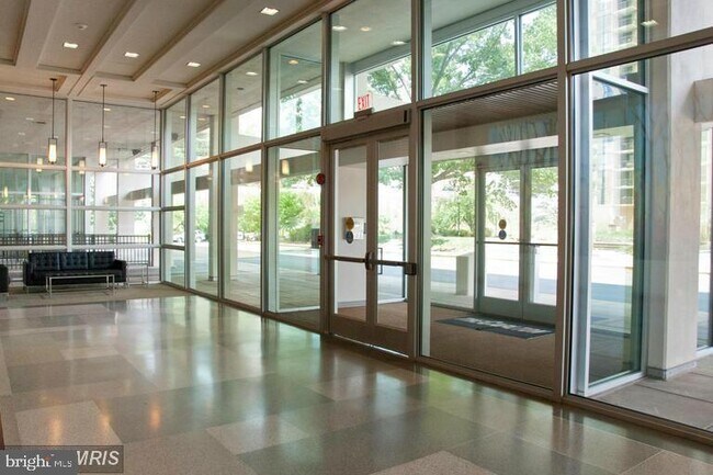 Building Photo - 4600 S Four Mile Run Dr