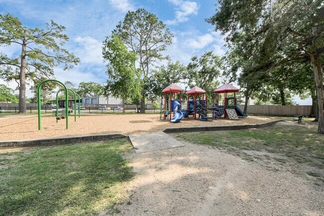 Building Photo - 2207 Bauer Dr