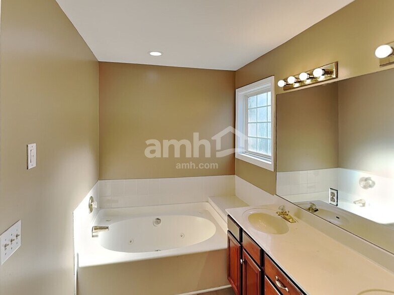 Building Photo - 705 Milbridge Ct