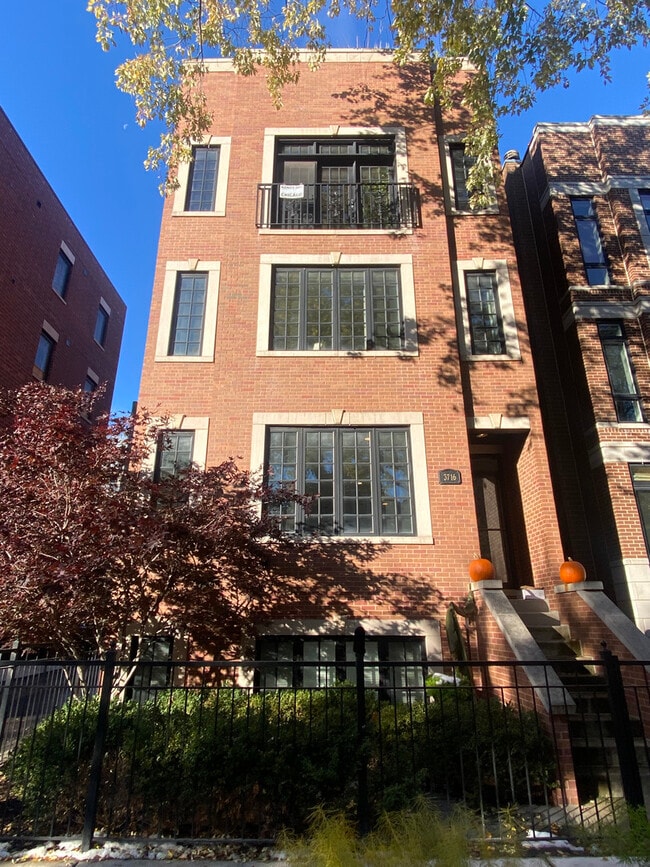 Primary Photo - 3716 N Kenmore Ave