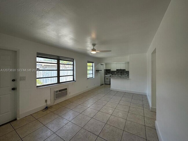 Building Photo - 2115 N 17th Ct
