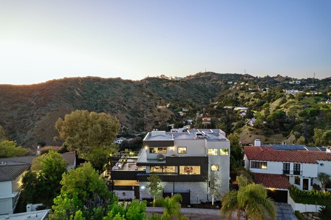 Building Photo - Prestigious Hollywood Hills Home for Rent