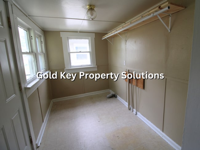 Building Photo - Attractive 2 BR 1 BA House with Central Air and Huge Front Porch (SECTION 8 APPROVED)