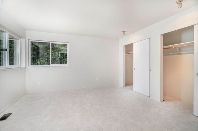 Building Photo - North Bothell 3 bdrm Townhome with private fenced yard