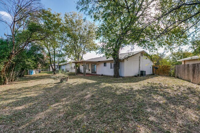 Building Photo - 3-BEDROOM HOME IN PIPERS MEADOW