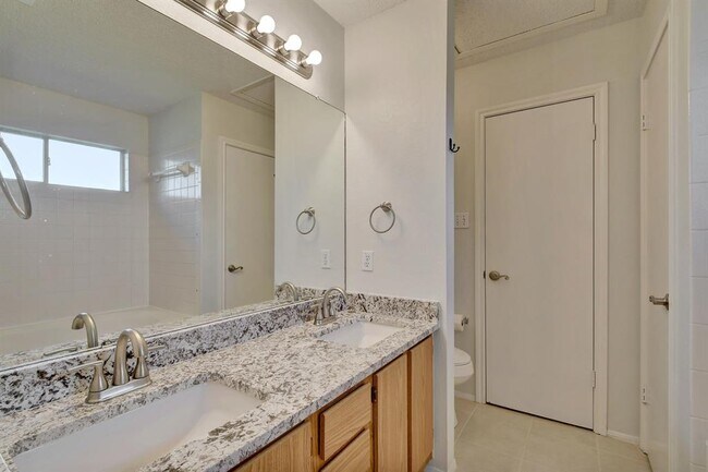 Building Photo - 1609 Lantern Light Dr