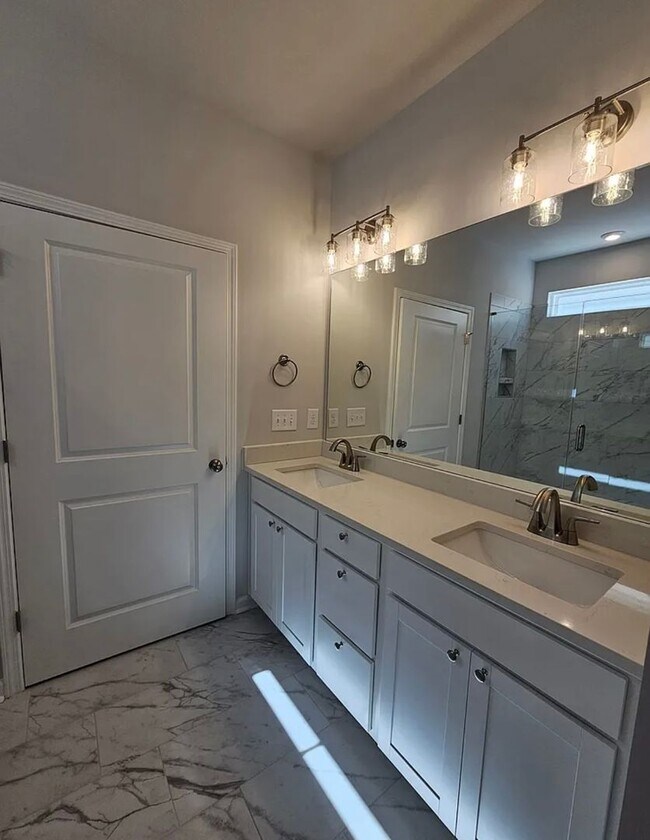 Building Photo - Very Spacious Townhome Available For Move In March 2026