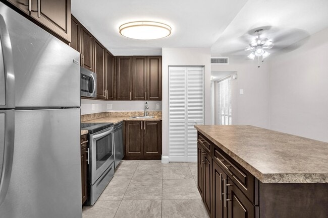 Building Photo - 559 NE 44th St