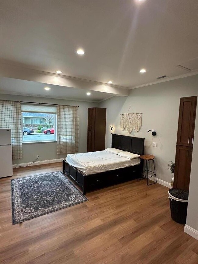 Building Photo - 2430 Eaton Ave