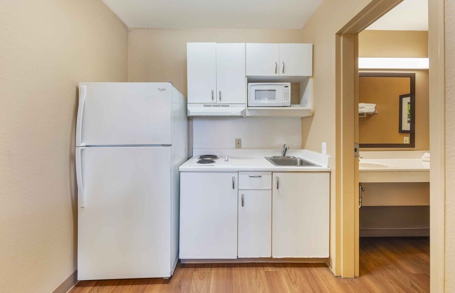 Building Photo - Furnished Studio-Bakersfield - California Avenue