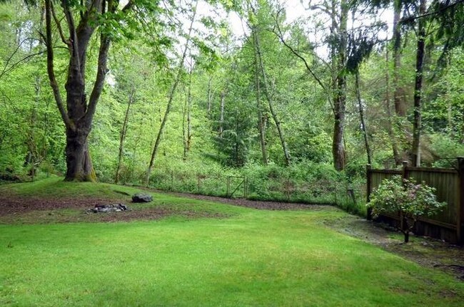 Beautiful Large backyard for your enjoyment (shared w/ owner) - 25306 170th Pl SE