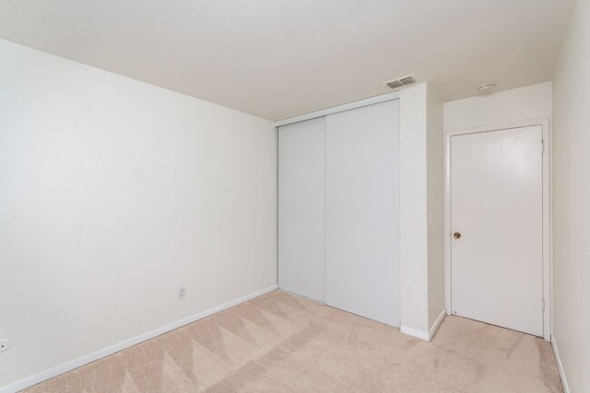 Building Photo - Pocket 3 Bedroom plus Den 2 Bath Home