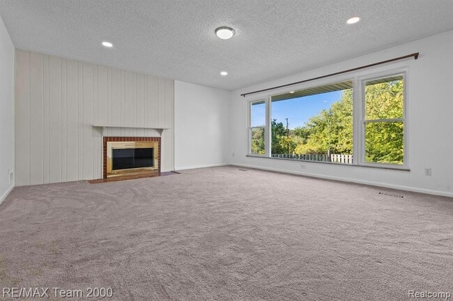 Building Photo - 25152 Fairway Dr