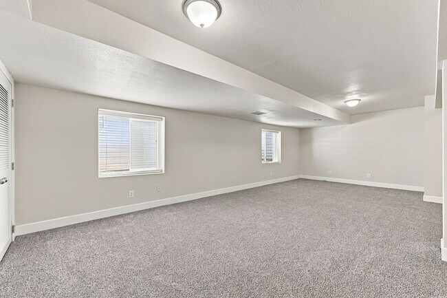 Building Photo - 2202 Hanham Dr