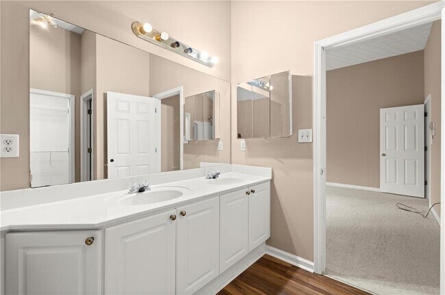 Building Photo - 16 Valleyside Dr