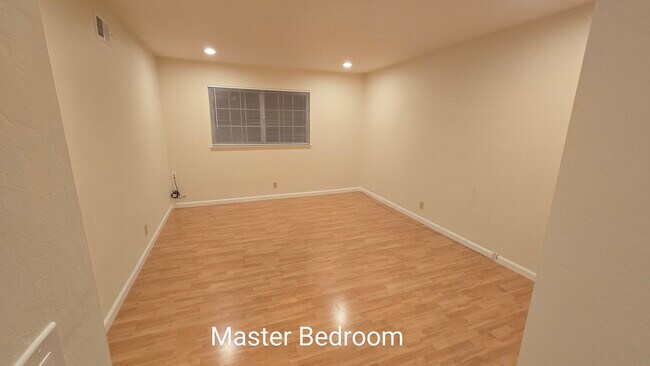 Building Photo - 4844 Westmont Ave