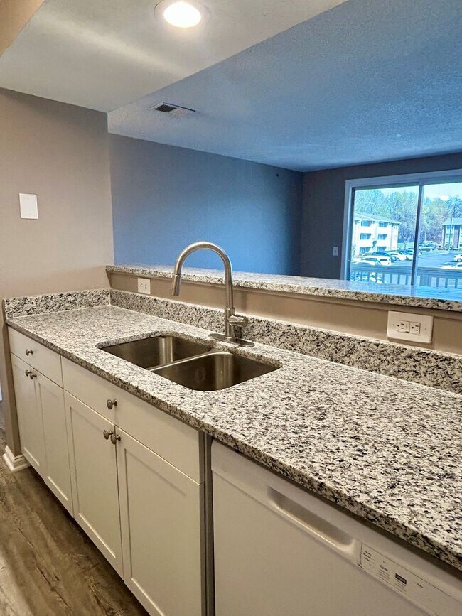 Building Photo - University Spacious 3rd floor Condo