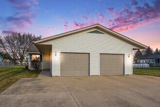 Building Photo - 2 bedroom Duplex - $1250/Month