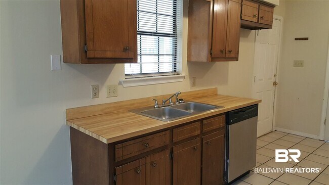 Building Photo - 103 Rainer Cir