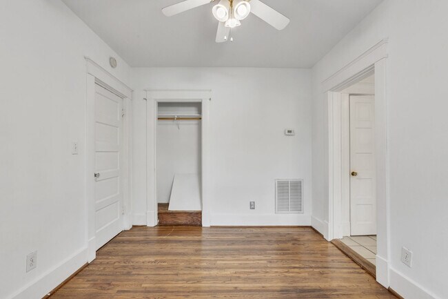 Building Photo - Charming Sylvan Park Shotgun Apartment in a Darling Triplex!