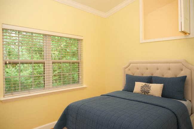 Building Photo - Downtown 3 bedroom townhome