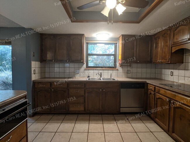 Building Photo - Spacious Luxury in Colonial Park