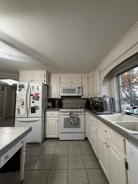 Building Photo - 30 Linwood Ave