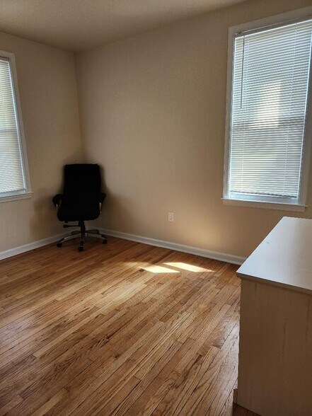 Building Photo - 2701 Woodsdale Ave