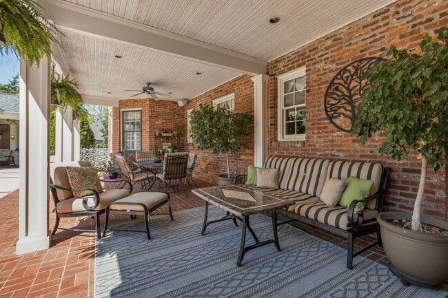 Building Photo - Extremely RARE opportunity in Green Hills