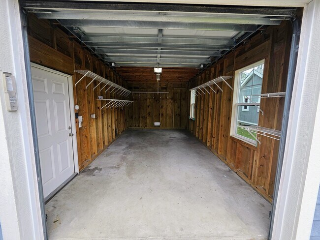 Building Photo - 803 Lindsey Ln