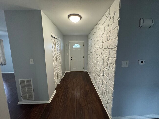 Building Photo - 209 W Royal Dr