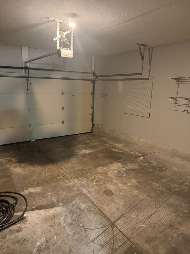 Building Photo - 3 Bedroom Home with large fenced in backyard