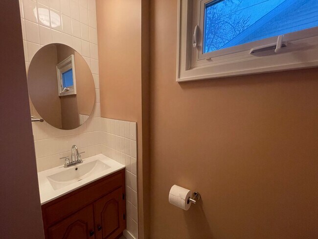 Building Photo - Three Bedroom Home in Kalamazoo