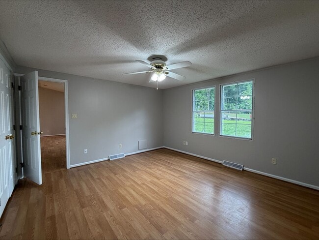 Building Photo - 3 Bed/2 Bath Home on large lot