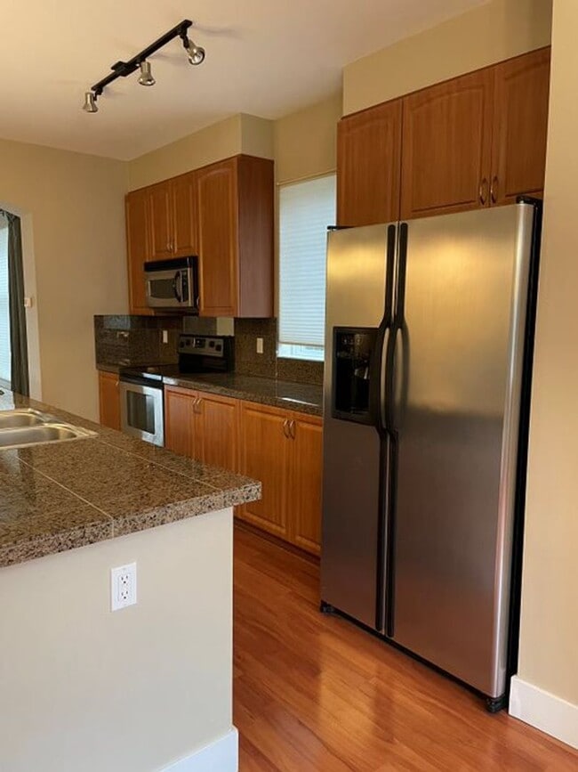 Building Photo - Stunning End Unit Townhome in desirable Redmond Ridge neighborhood; 2BD/2BA